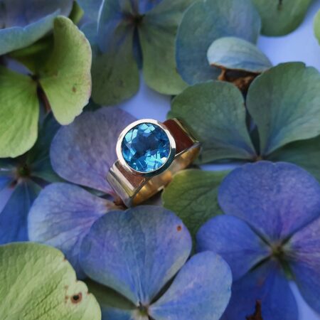 Cone ring with blue Topaz in Yellowgold