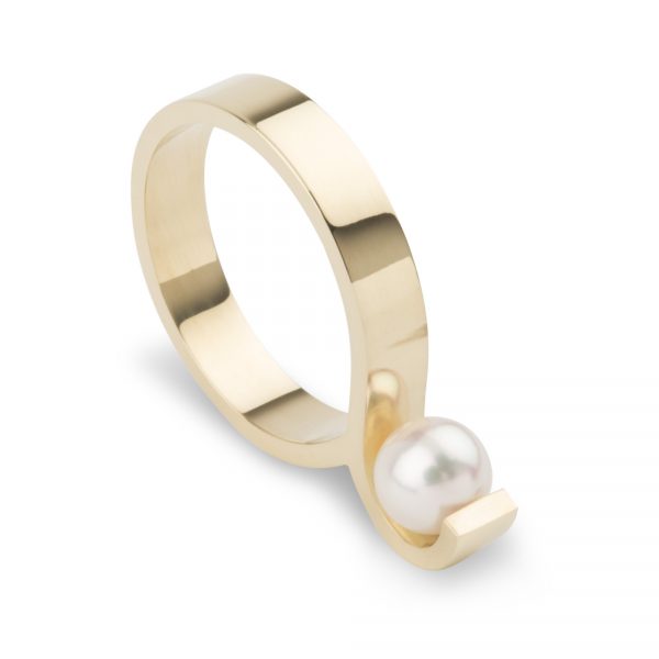 On the side ring with white freshwater pearl in yellowgold