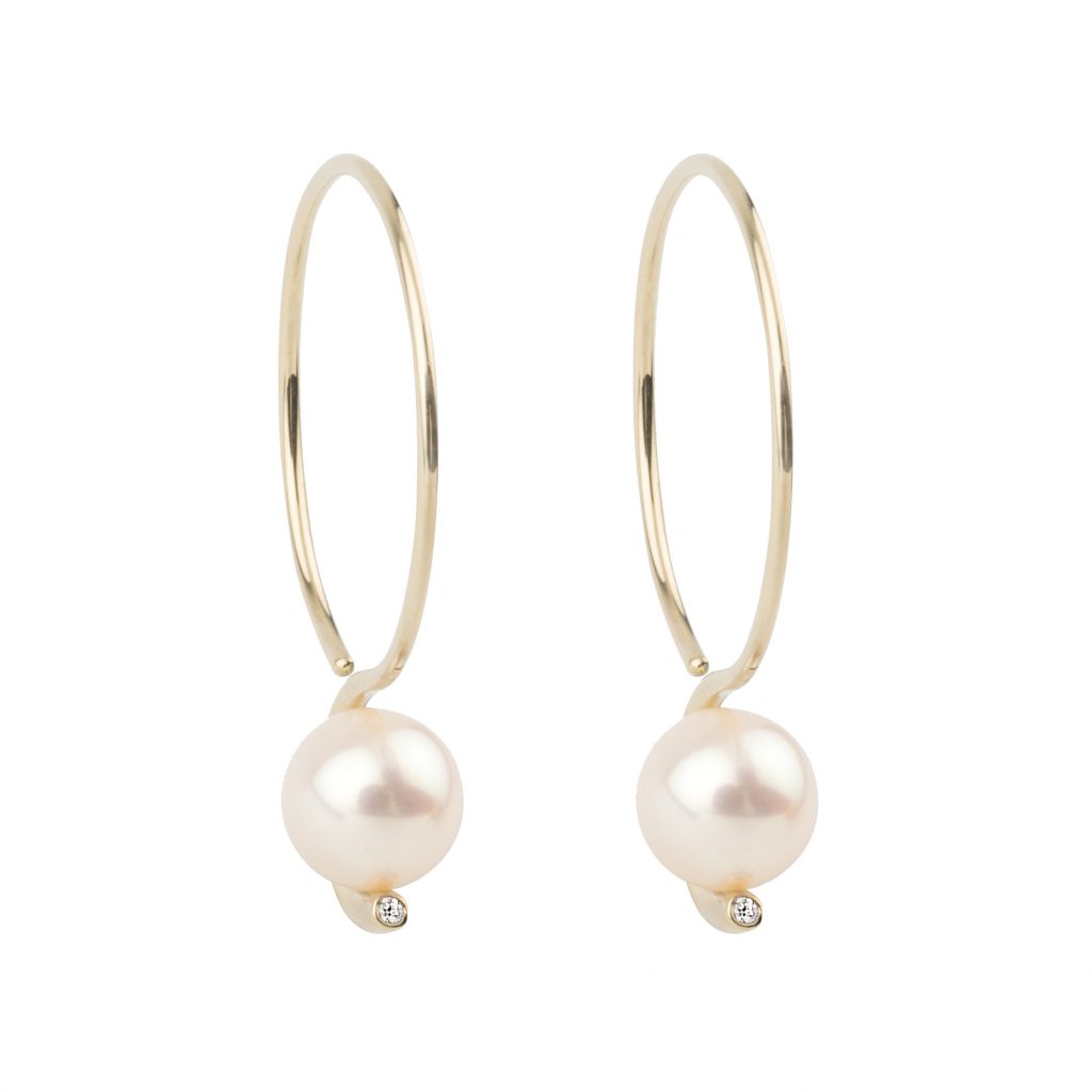 On the side earrings in yellowgold
