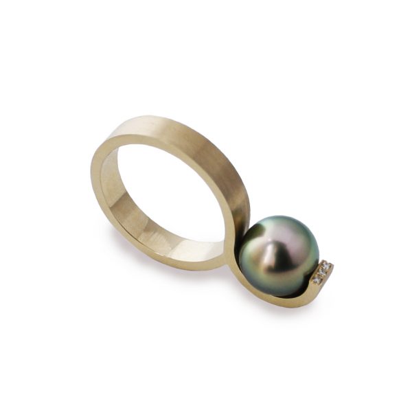 On the side, ring with tahitian pearl