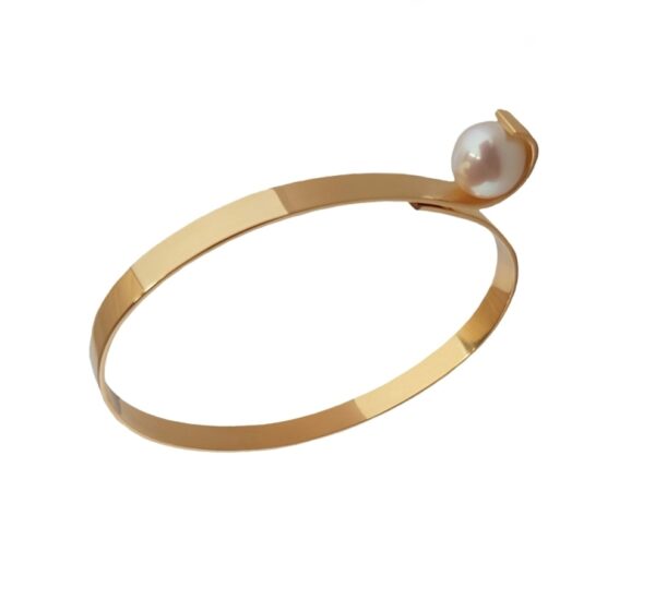 On the side, bracelet with freshwater pearl