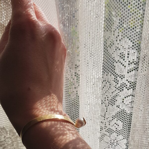 On the side, bracelet with freshwater pearl - Image 2
